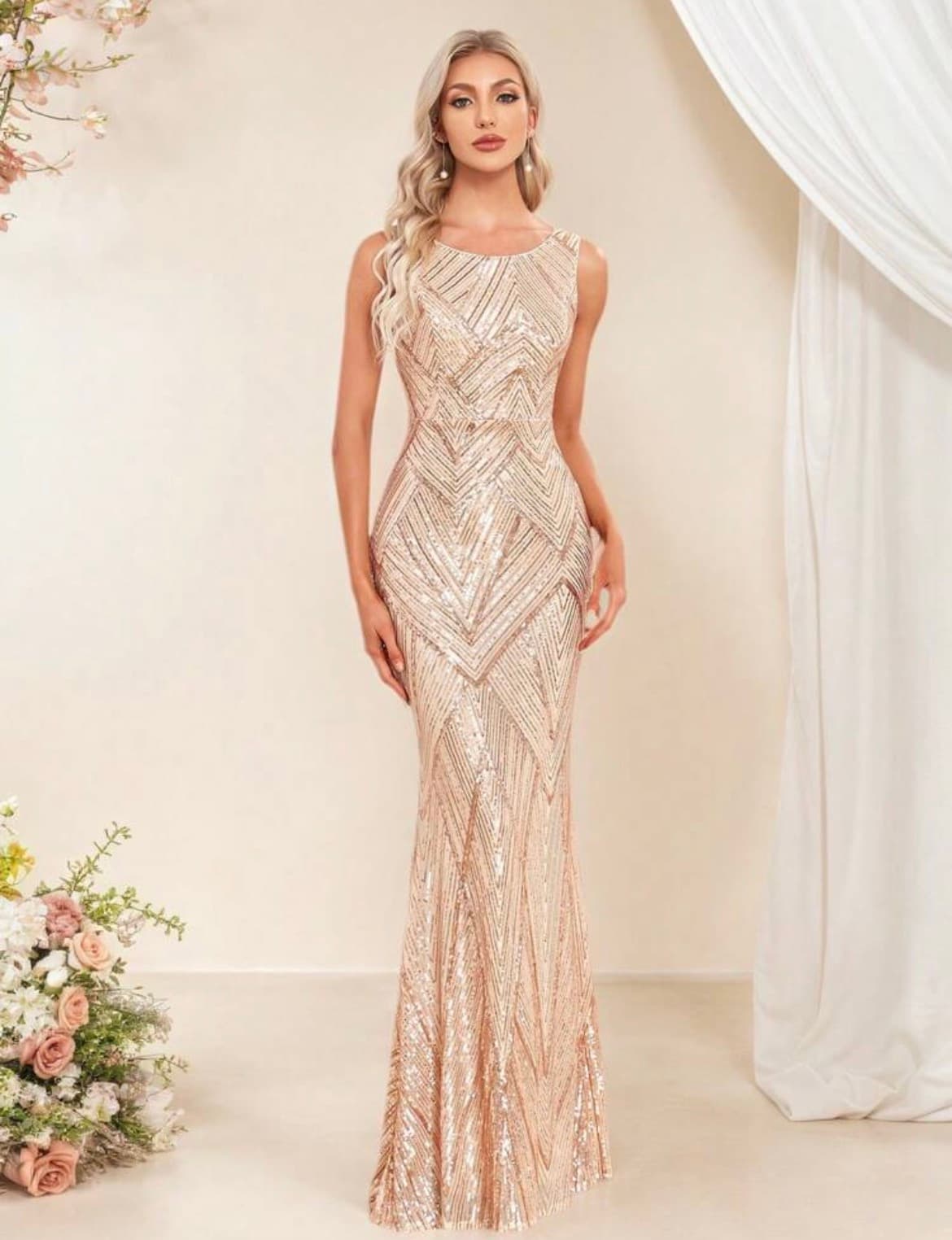 Vestido de lentejuelas dorado con cuello alto
