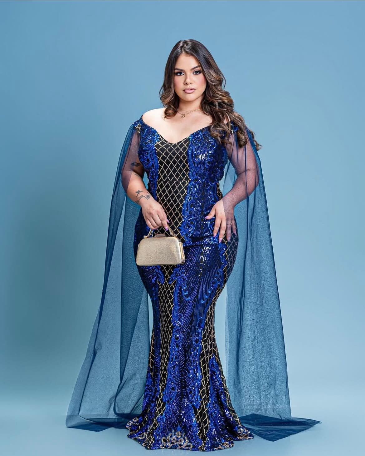 Vestido azul noche con detalles dorados y alas azul noche