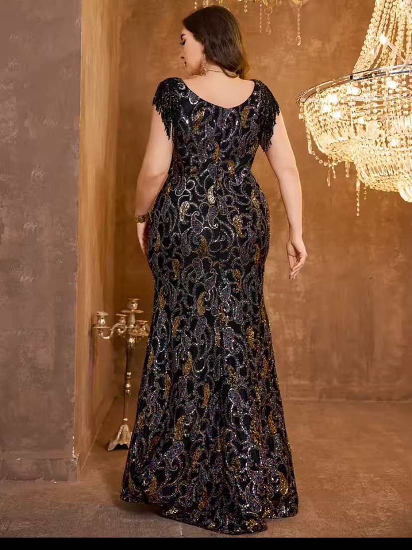 Vestido negro con detalles dorados en lentejuelas