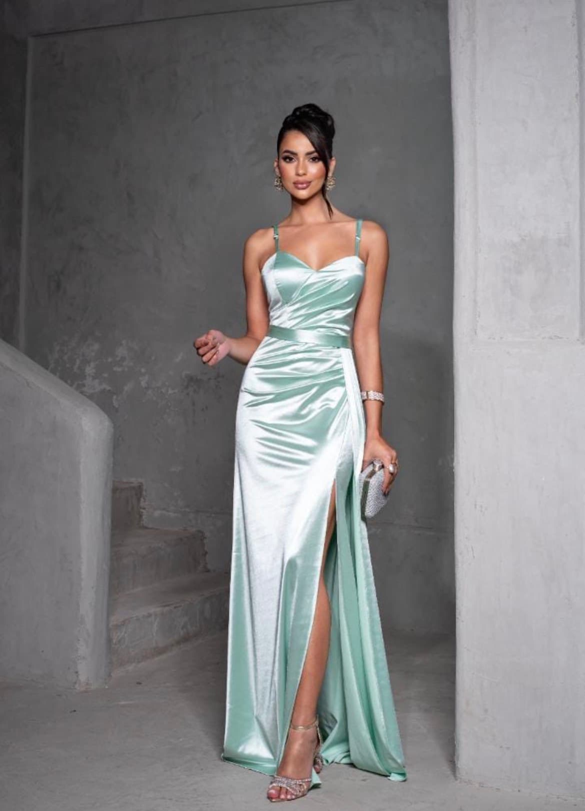 Vestido verde agua satinado con tajo