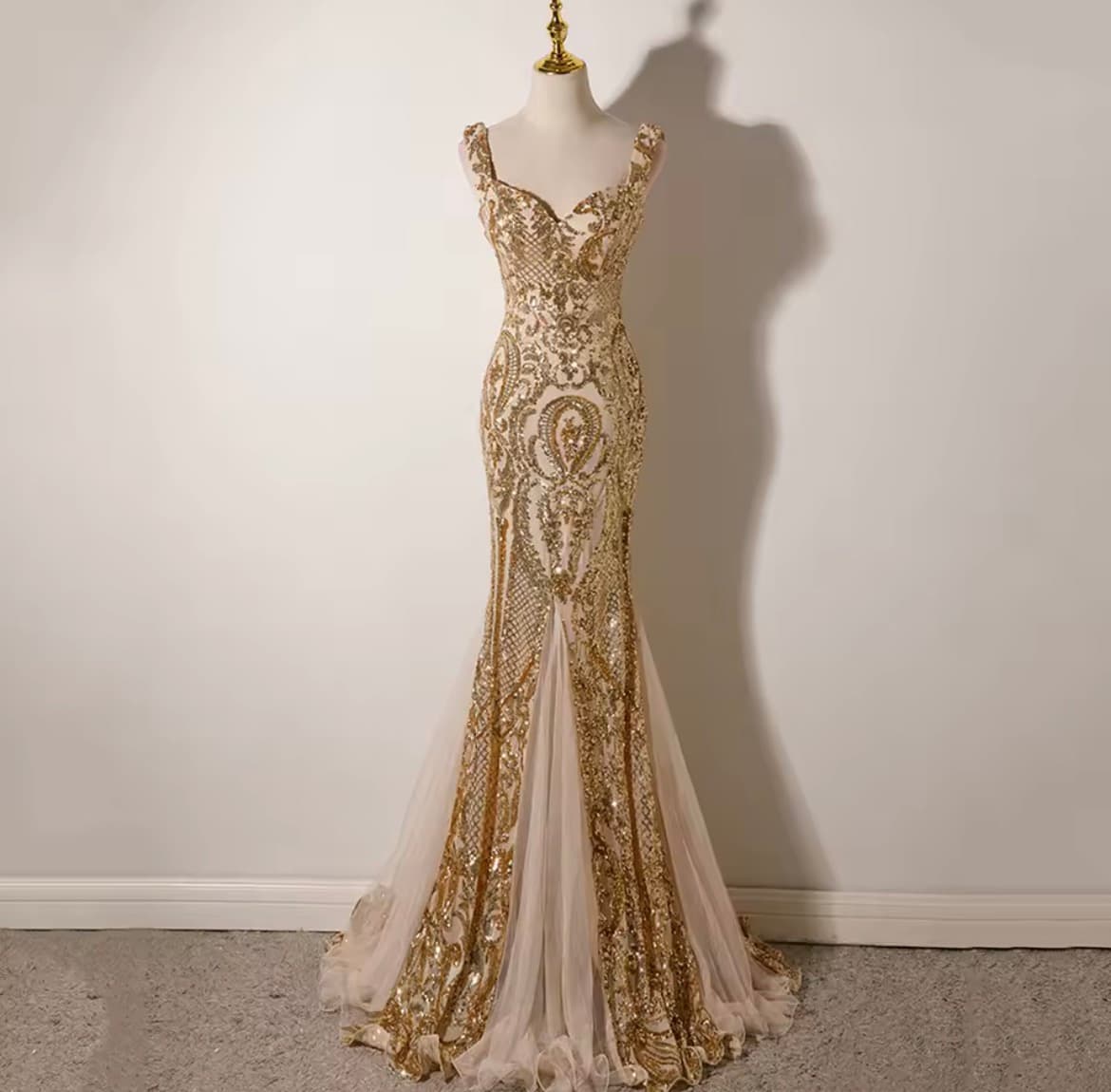 Vestido dorado con lentejuelas y tul en puntas