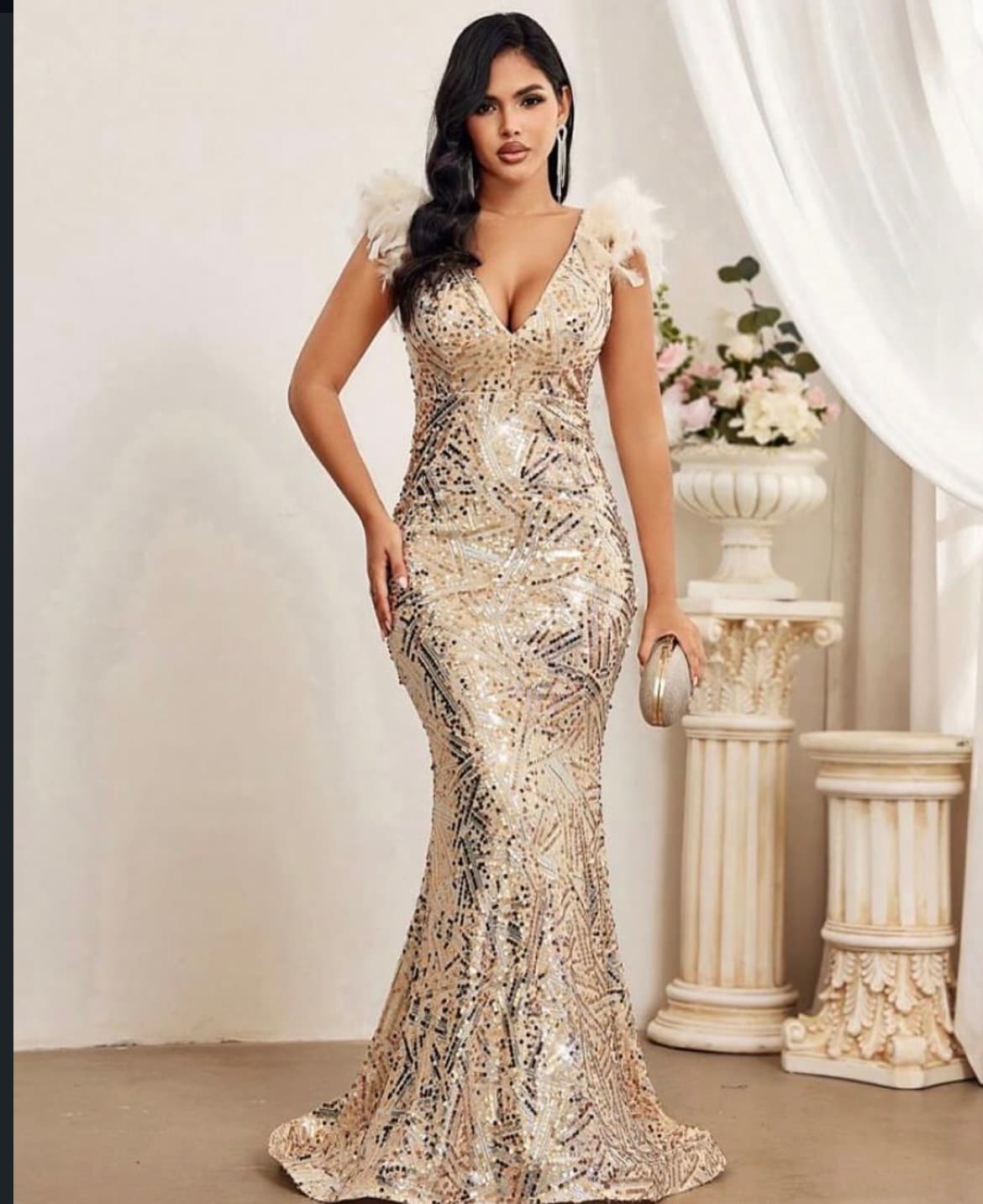 Vestido dorado de lentejuelas con plumas