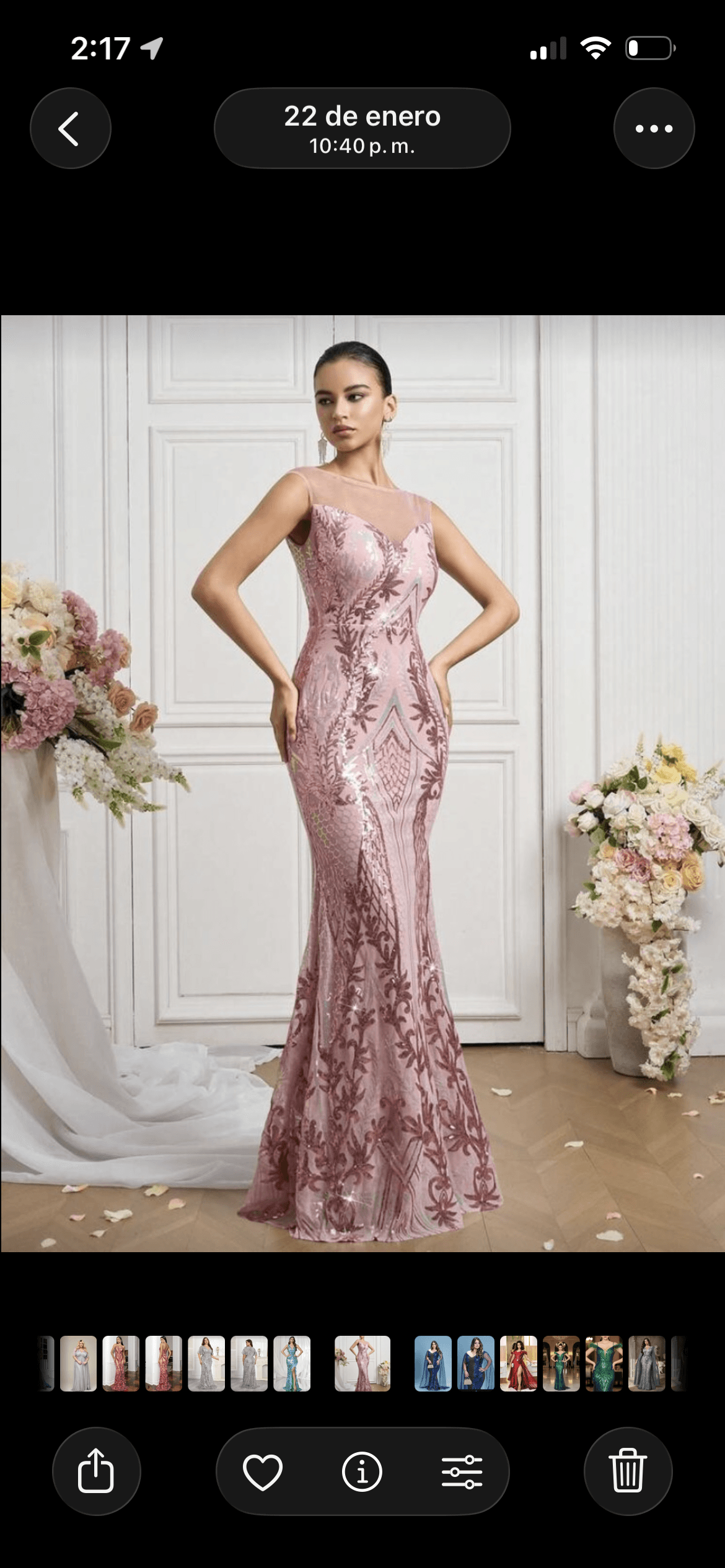 Rosa con lentejuelas y cuello alto