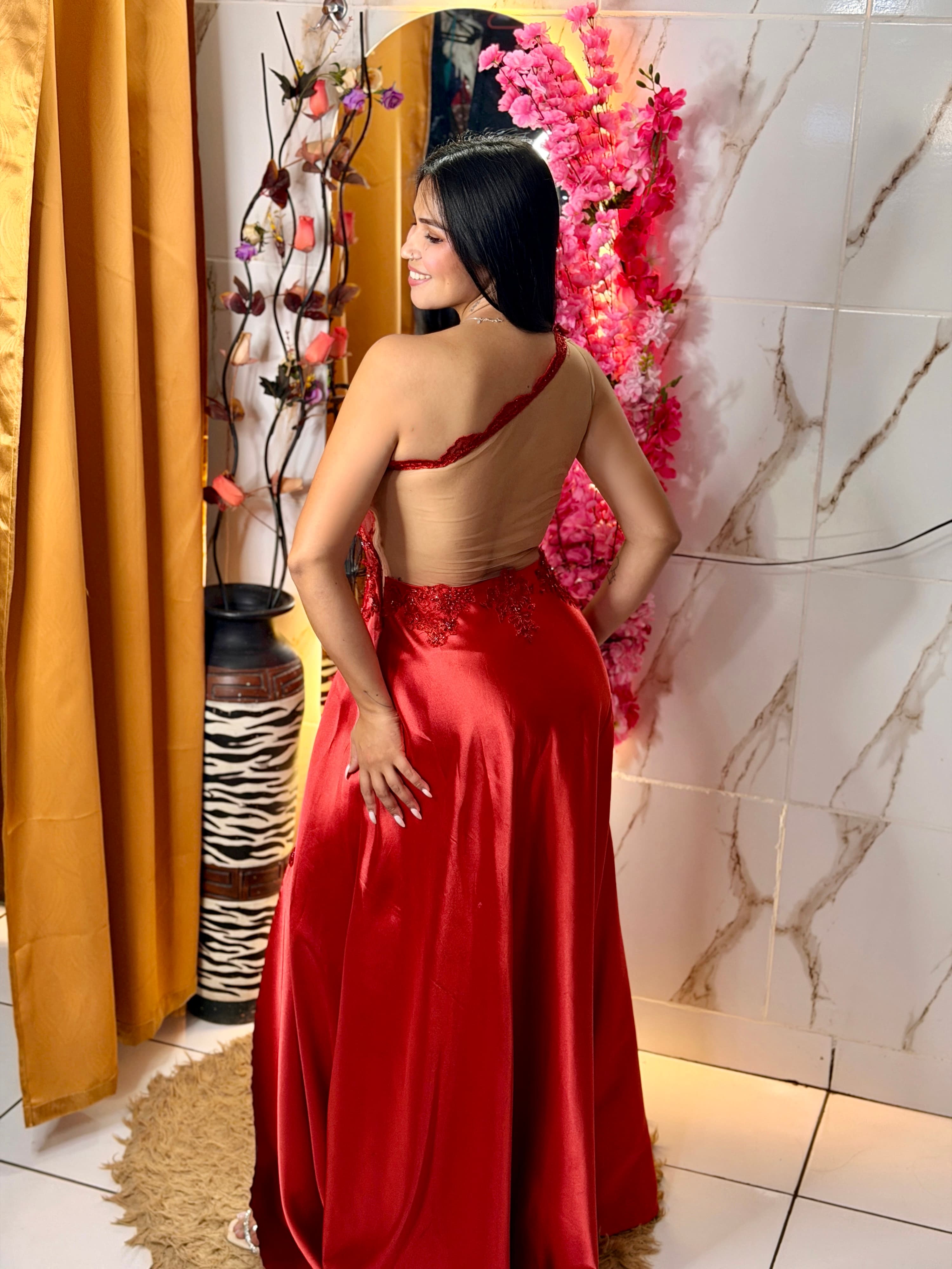 Vestido rojo satinado de un solo hombro